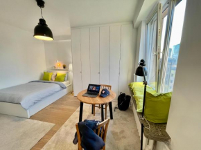 HOLIDAY 2 WiFi 300Mbs 70’TV Netflix HBO Max Apple, Warsaw